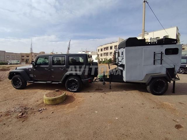 Jeep Wrangler Sahara avec caravane tout terrain
