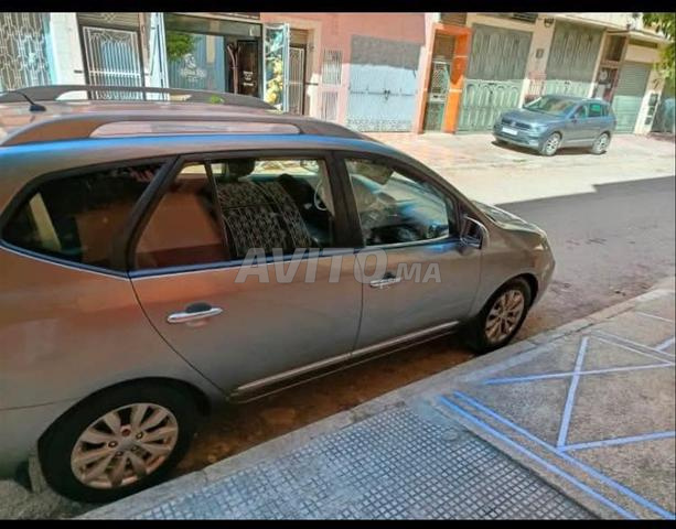 Kia Carens - 2