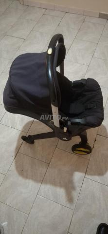 عربة أطفال ومقعد سيارة