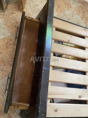 lit en bois en bon état avec un petit rangement - 2