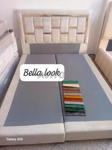 Chambre à coucher luxueuse avec cadre de lit et tables de chevet - 2