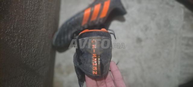 Chaussures de sport Adidas en très bon état, pour le football. Contactez-moi si intéressé. - 2