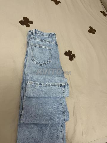 جينز نسائي أزرق فاتح بخصر عالٍ وقصة عصرية