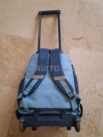 Cartable scolaire neuf avec roulettes - 2