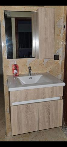 Meuble de salle de bain avec lavabo et miroir - 2