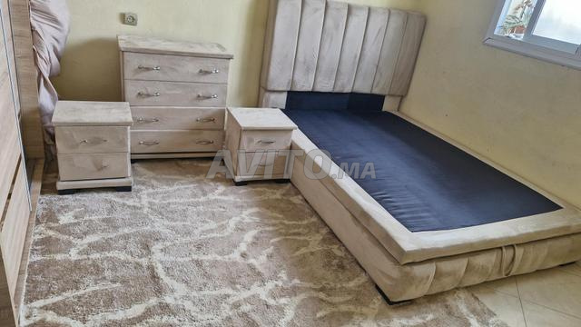 فرش مع طاولة الزينة الخاصة به - 2