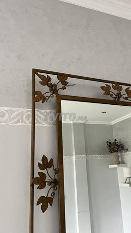 Grand miroir mural avec cadre en métal décoratif - 2