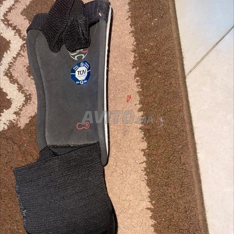 Protège-tibias Adidas, très bonne qualité, jamais utilisés avec l'original - 2