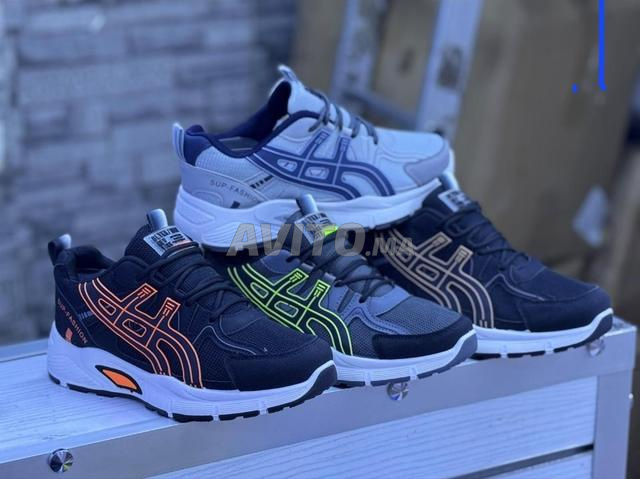 Chaussures de sport de différentes couleurs
