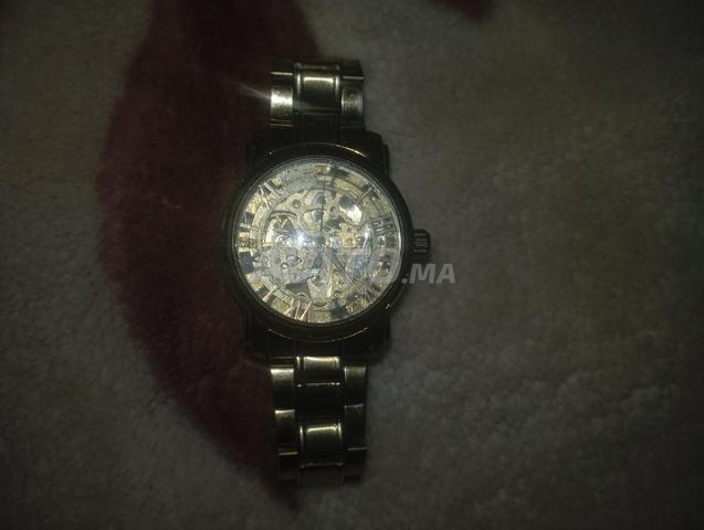 Montre design squelette mécanique dorée avec bracelet en métal - 2