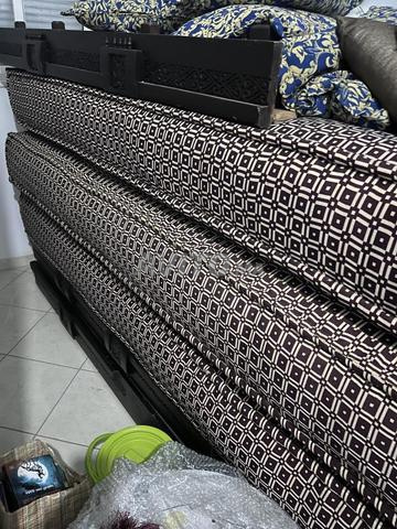 Matelas et table pour salon - 2