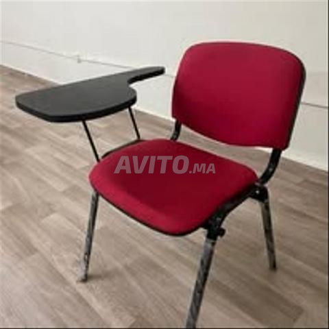 Chaise Iso avec écritoire disponible