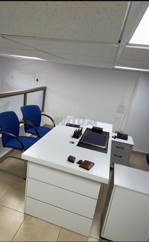 Bureau avec trois chaises et armoire et caisson - 2