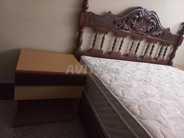 Lit/Matelas et 2 tables de nuit / table 2 chaises