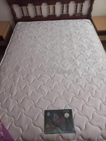 Lit/Matelas et 2 tables de nuit / table 2 chaises - 2
