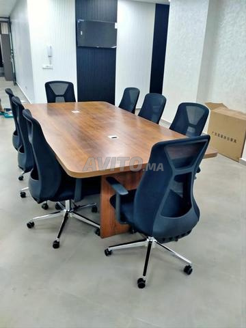 Tables de réunion de tailles et designs variés - 2