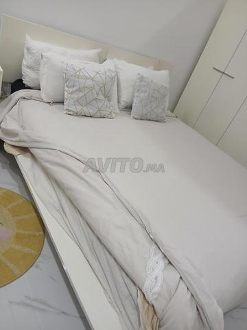 Lit avec matelas et table de chevet [160 /2m] - 2