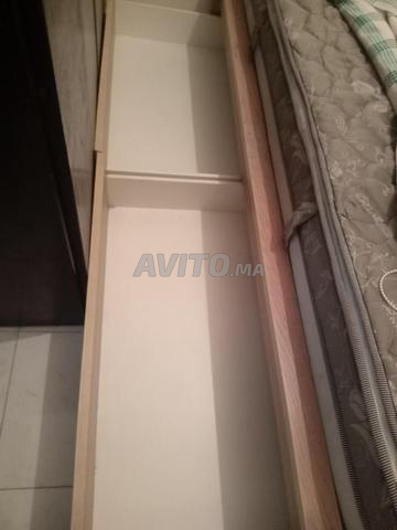 Lit avec matelas et deux tables de chevet - 2