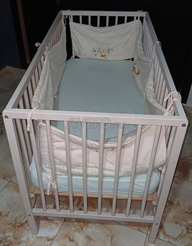 Lit pour bébé avec matelas et ses accessoires - 2