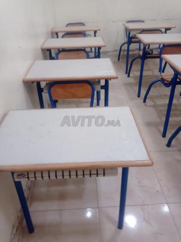 28 tables scolaires dont certaines jamais utilisées (neuves)