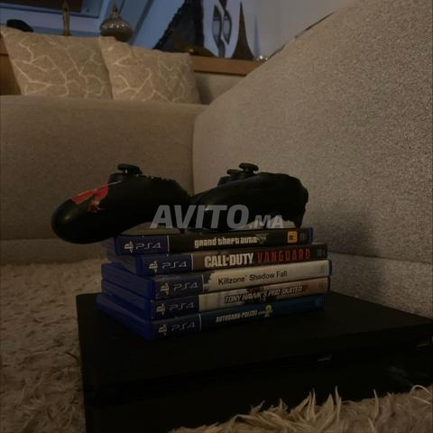 PS4 en bonne forme avec deux manettes