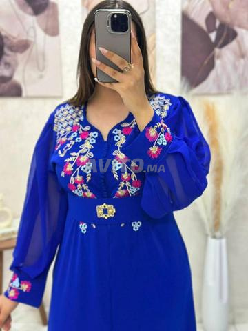Caftan marocain disponible en différentes couleurs.