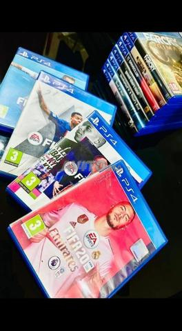 PS4 encore en bon état, tout est d'origine - 2
