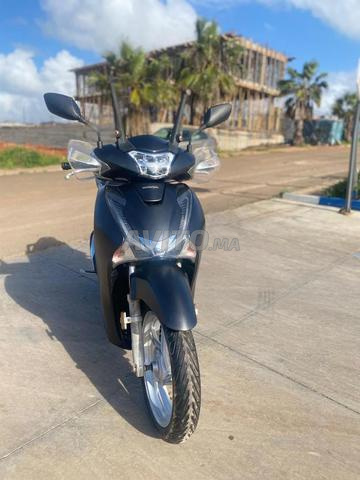 Bonjour, je souhaite vendre une moto SH modèle 2015 - 2
