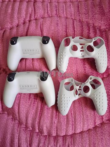 2 Manettes PS5 originales avec coque de protection - 2
