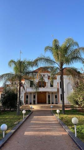 Grande villa. À vendre - 2