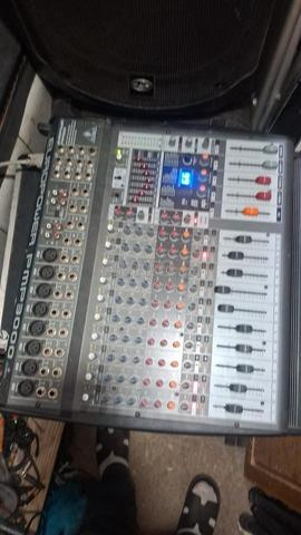 Table Behringer PMP3000 amplifiée - 2