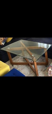 طاولة عصرية بزجاج مقوى