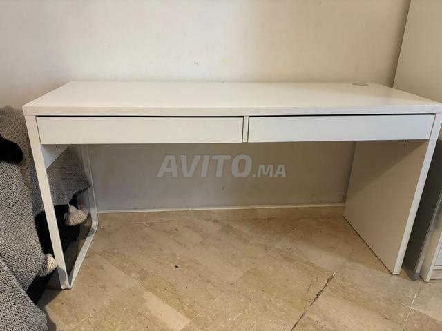 Bureau et chaises. - 2