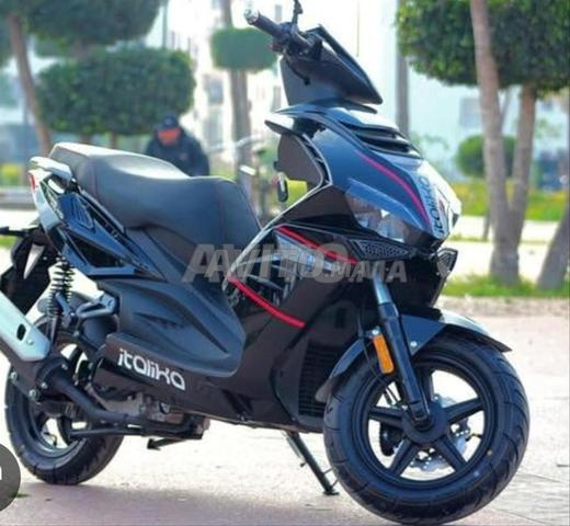 Moto 2 roues en bon état, première main. - 2