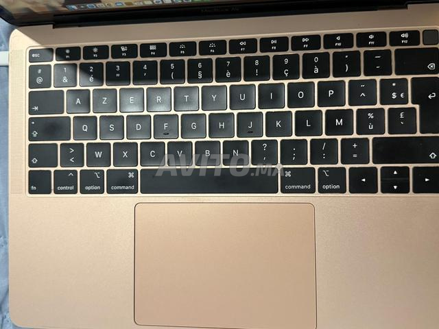 MacBook Apple peu utilisé avec casque Beats - 2