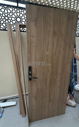 Porte d'entrée d'appartement / porte intérieure