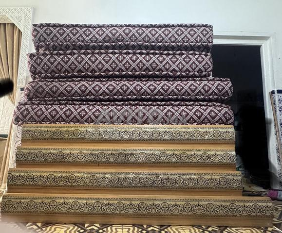 Salon marocain complet avec tapis et tableaux muraux à vendre - 2