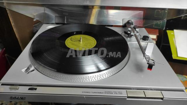 La platine vinyle sur la photo est une Sony PS-T22 - 2