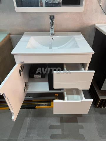 Lavabo avec miroir et tout, c'est magnifique - 2