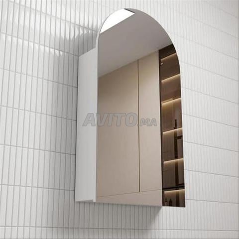 Miroir avec une petite armoire derrière - 2