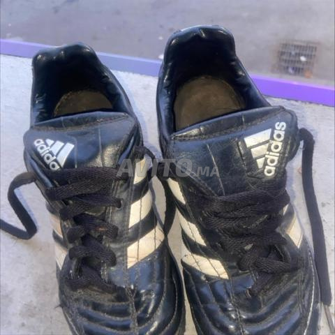 Chaussures de sport Adidas en très bon état. Taille : 36. Pour les intéressés, veuillez contacter.