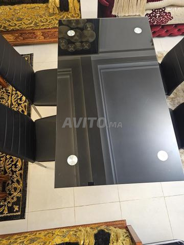 طاولة سوداء زجاجية مقسّى مع 4 كراسي. - 2