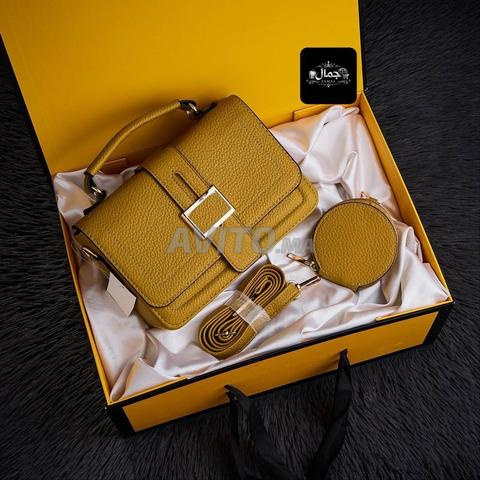 Sac à main élégant pour femme avec accessoires, disponible en différentes couleurs - 2