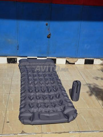 Matelas de camping gonflable confortable et pratique à vendre. - 2