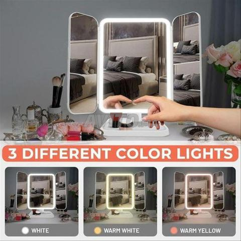 Miroir de maquillage intelligent pliable en trois avec éclairage LED - 2
