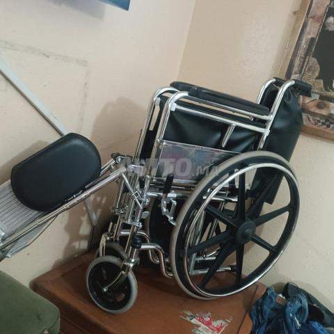 Fauteuil roulant pliable pour handicapés avec repose-jambes - 2