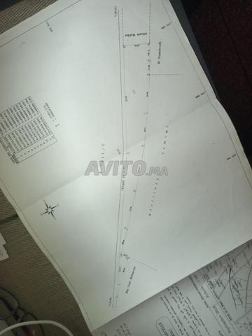 أرض للبيع بجانب الطريق بها بئر أو سياج - 2
