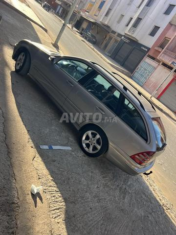 Voiture Mercedes Benz 220 Wagon modèle 2004 à Larache - 2