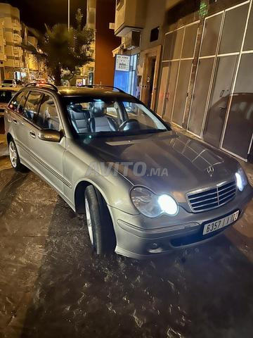Voiture Mercedes Benz 220 Wagon modèle 2004 à Larache