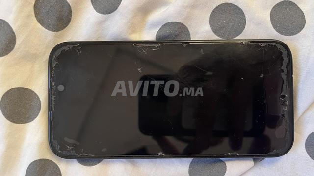 iPhone 15 e-sim très bon état - 2